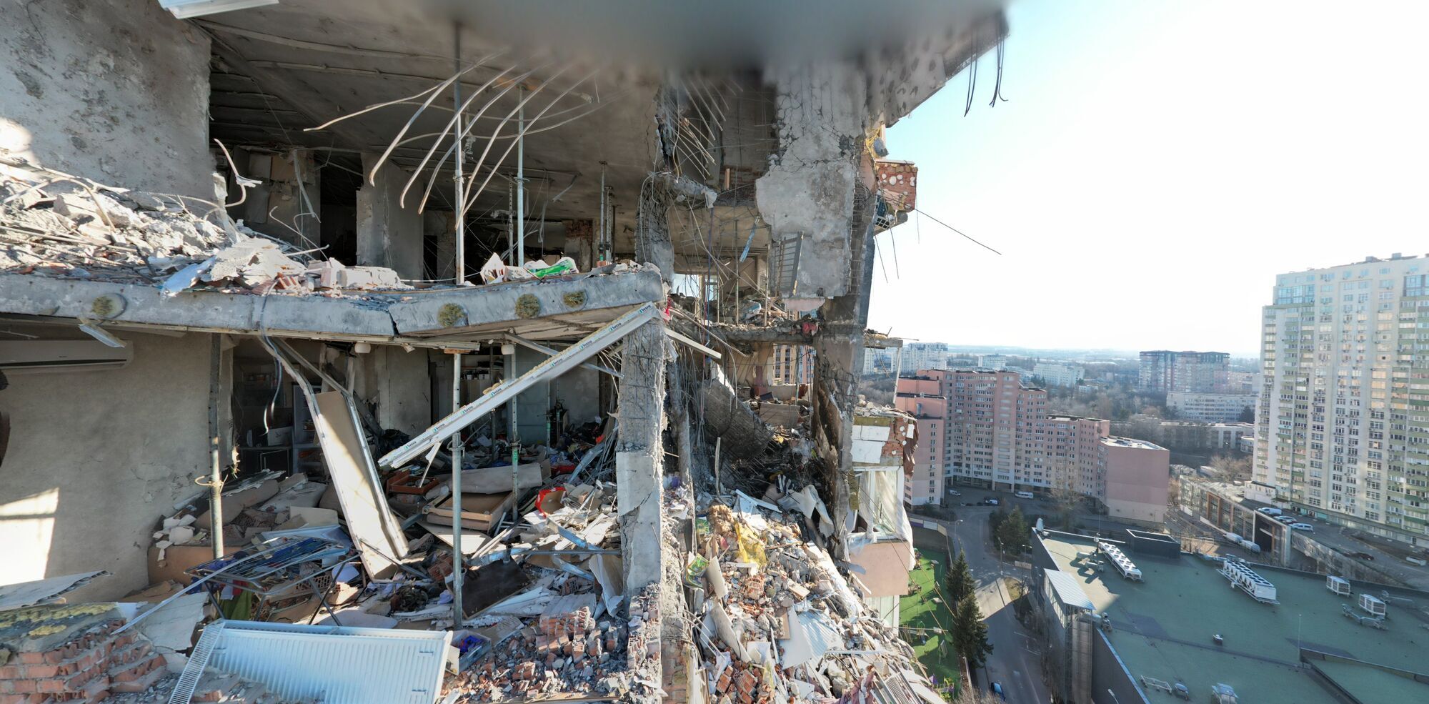 Обстрелянная многоэтажка в одном из районов Киева.