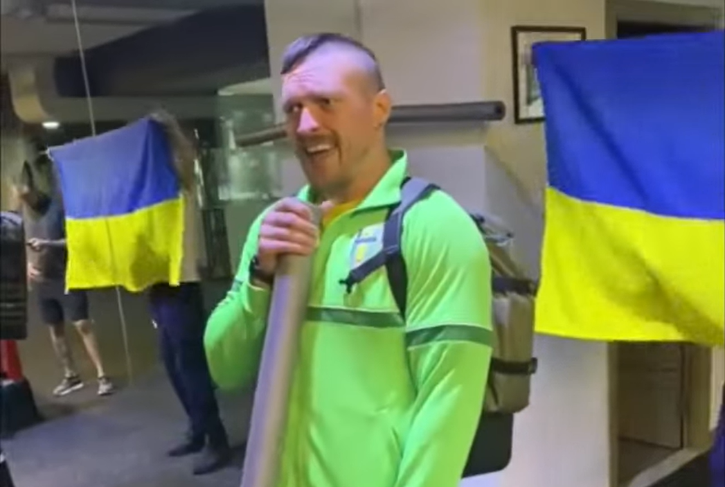 Усик на фоне украинского флага спел хит Скрябина. Видео
