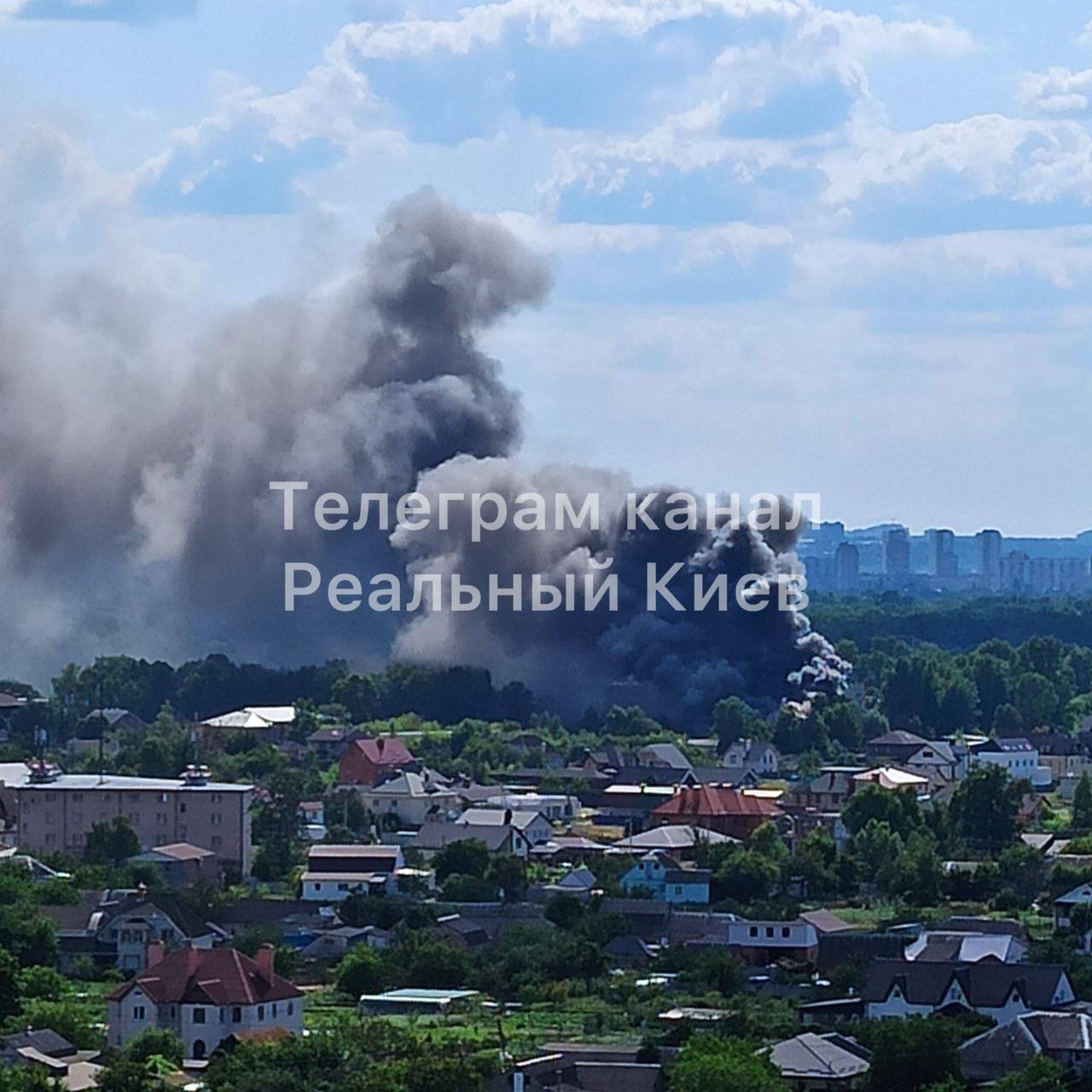 У Києві спалахнула масштабна пожежа, у повітрі чути запах гару