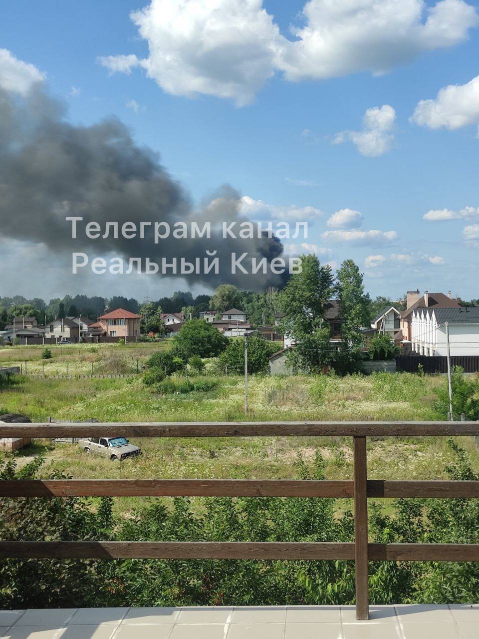 У Києві спалахнула масштабна пожежа, у повітрі чути запах гару