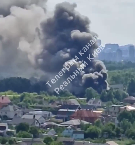 В Киеве вспыхнул масштабный пожар, в воздухе слышен запах гари