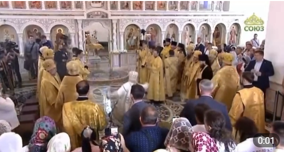 Карма? Патриарх Кирилл упал во время освящения храма. Видео