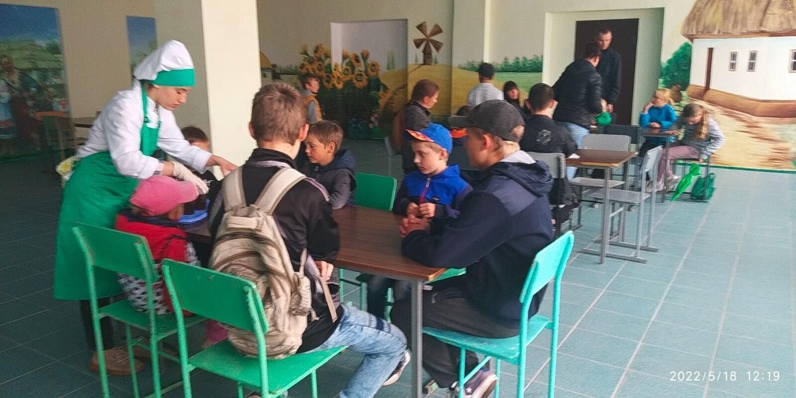 В училище Новой Каховки раздают бесплатные обеды.