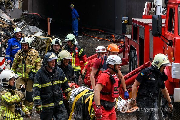 Евакуація постраждалих їхнього зруйнованого будинку у Києві