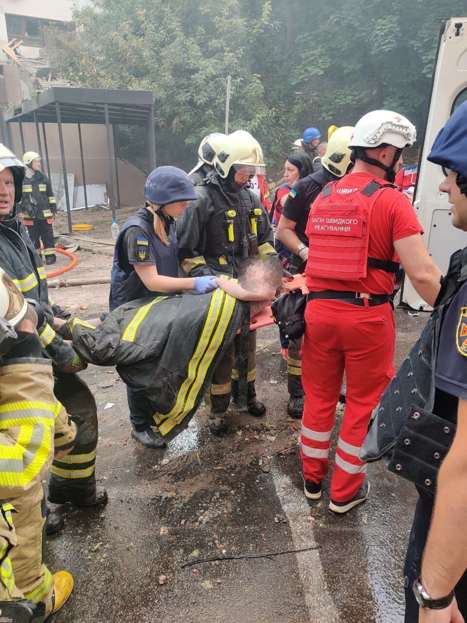 Рятувальники дістали живою з-під завалів дівчинку.
