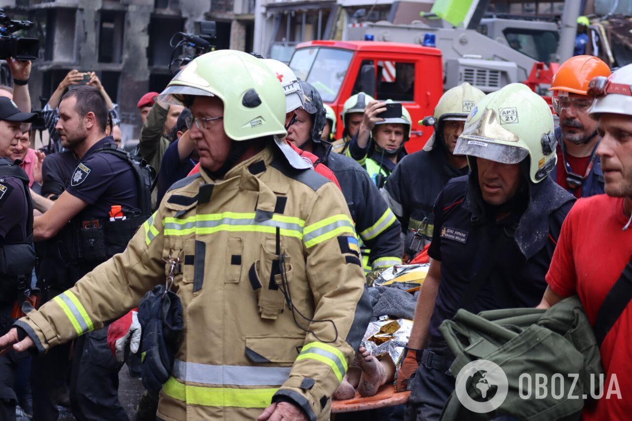 Спасатели смогли вытажить женщинц из под завалов.