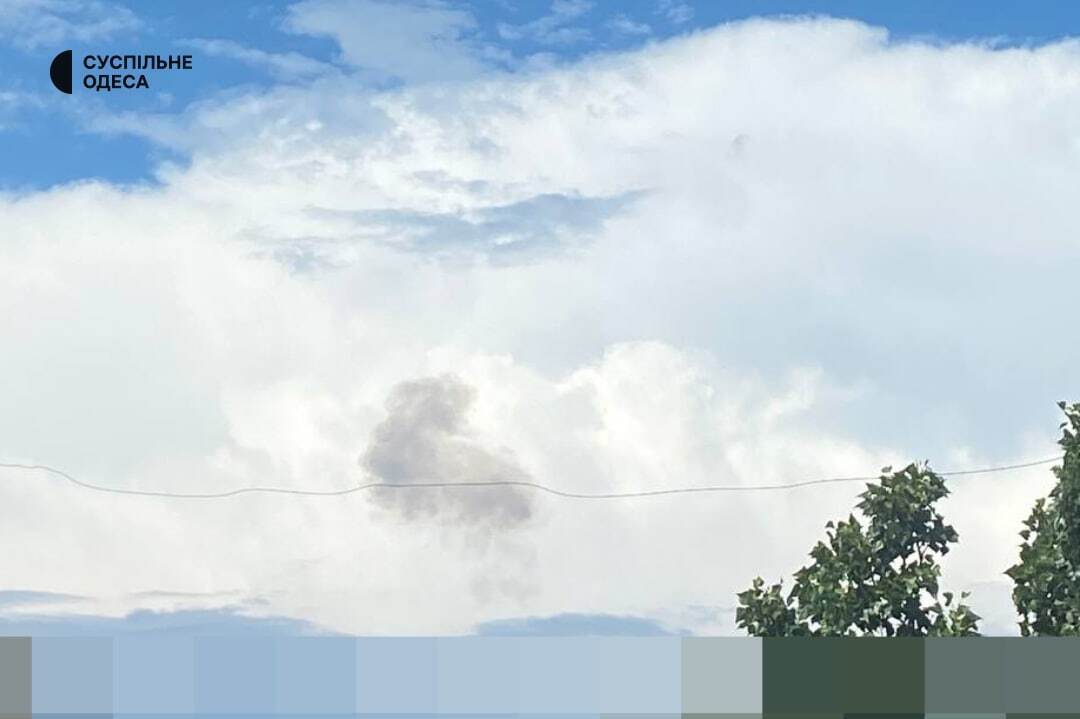 У небо над Одесою здіймається дим