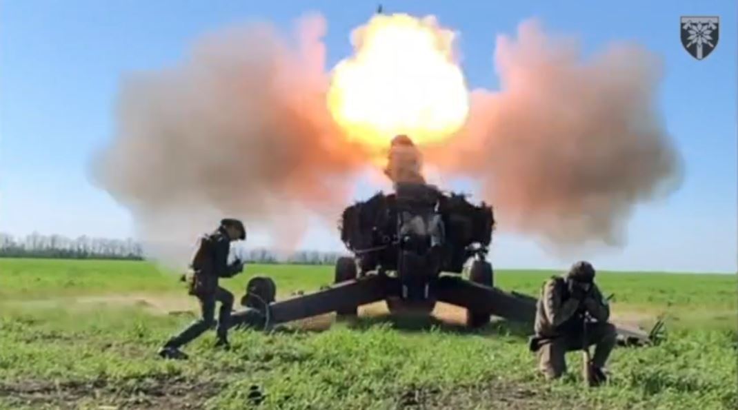 Бойцы ВСУ уничтожают россиян из 152-мм пушек
