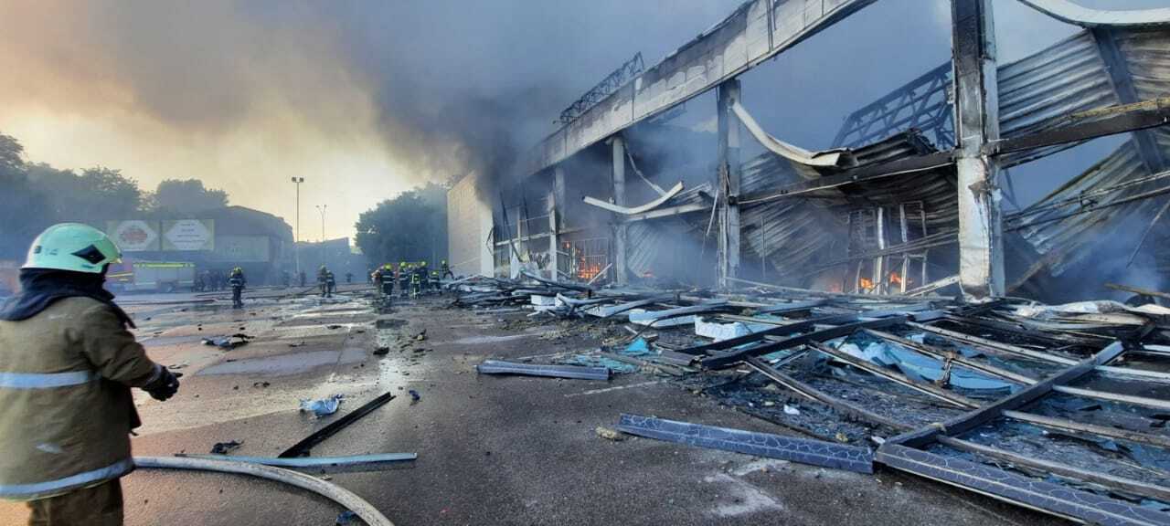 "Ракета была очень большая": взрывная волна от удара по Кременчугу повредила стадион в 2 км от уничтоженного ТЦ
