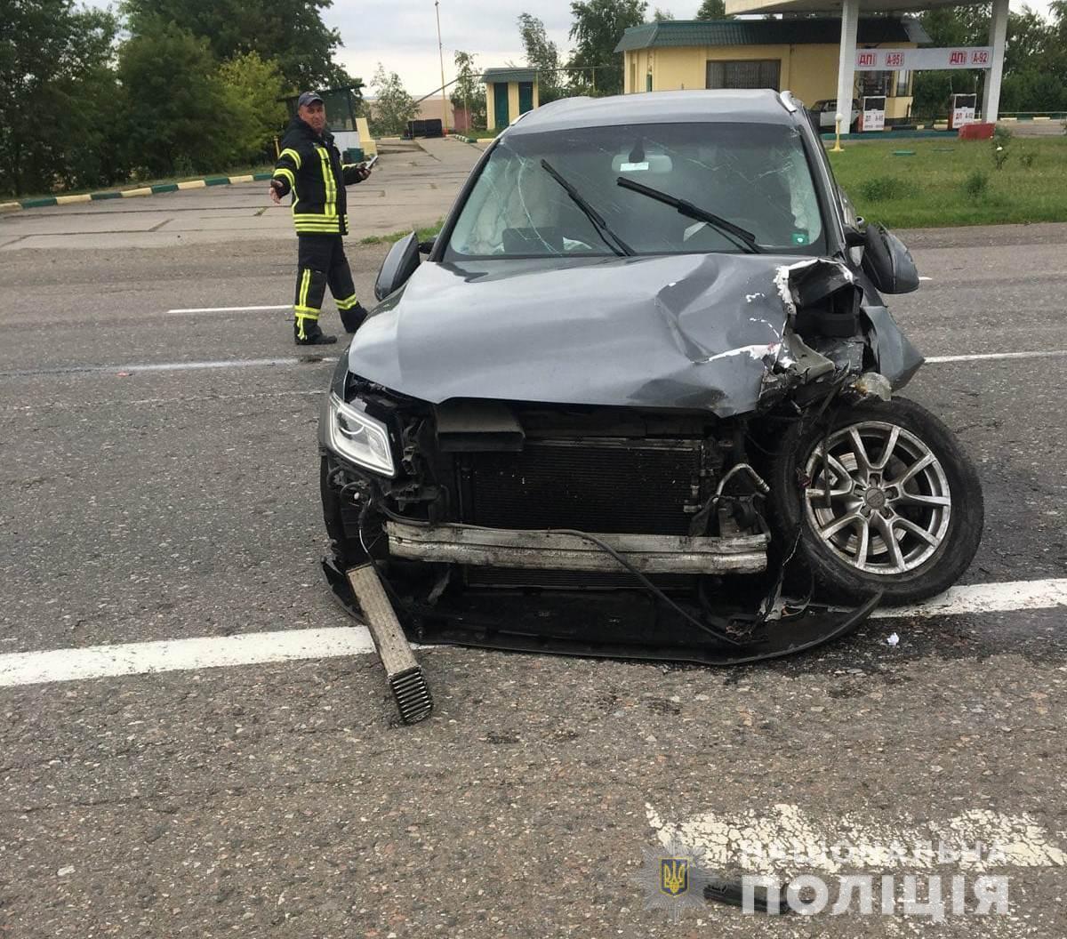 На трасі Київ – Одеса Audi влетіла у ВАЗ із сім'єю: загинула 15-річна дівчина. Фото
