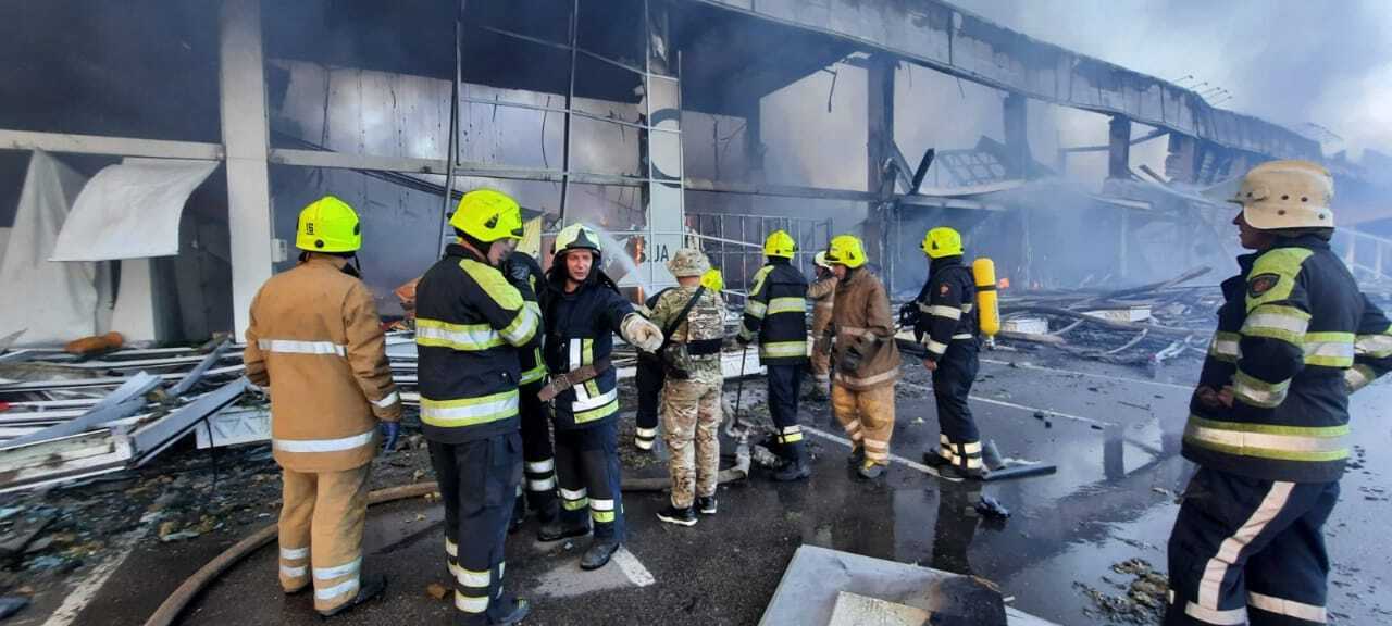 Наслідки ракетного удару по Кременчуку.