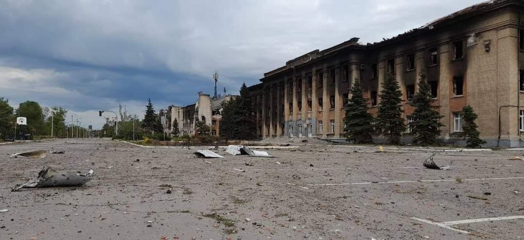 Російські загарбники руйнують Луганську область