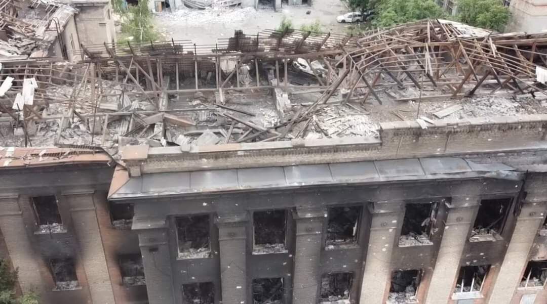 Вид на поврежденное здание сверху