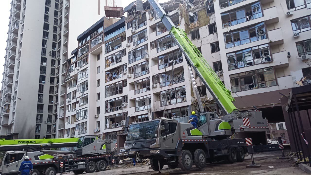 Рятувальники продовжили розбір завалів.