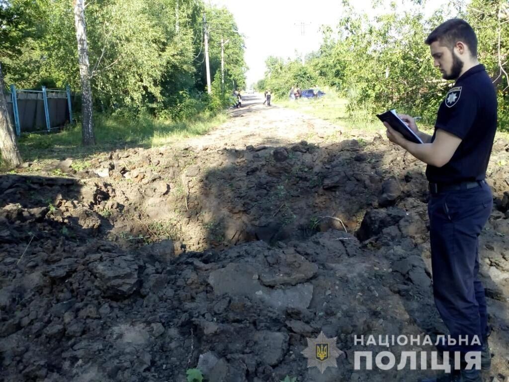 На месте образовалась глубокая воронка