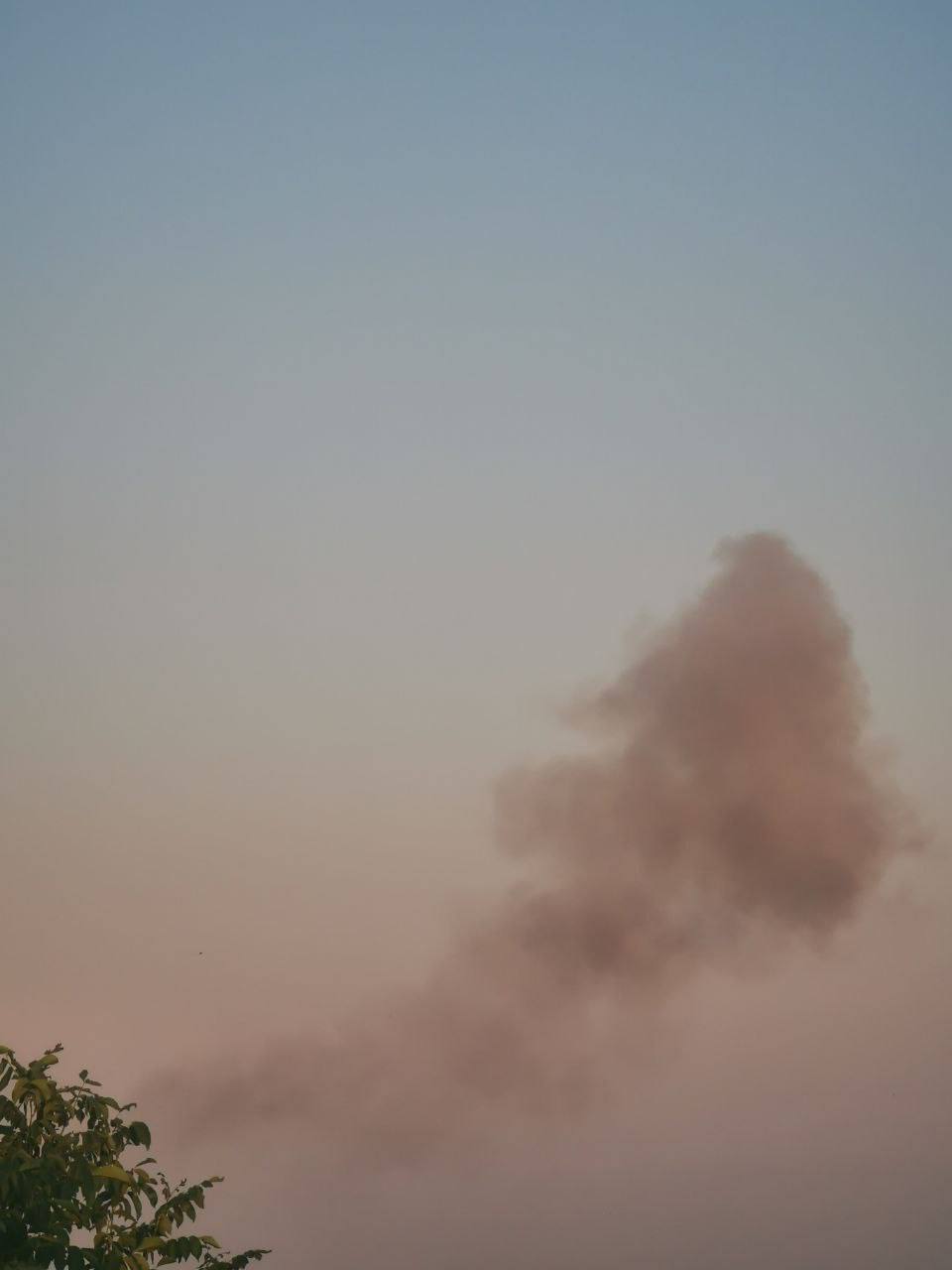 После подрыва части ракеты в небо поднялся дым.