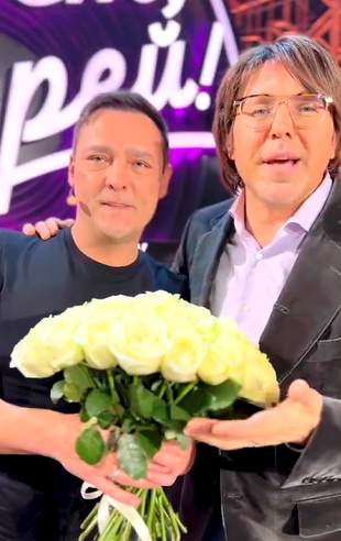 Российский телеведущий Андрей Малахов передал корзину роз