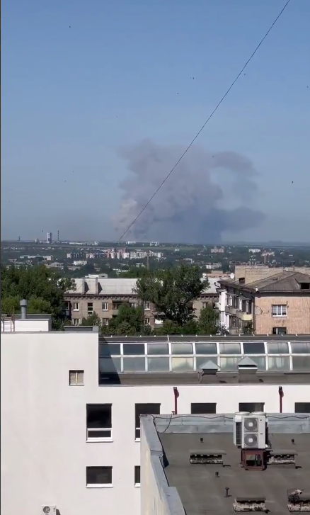 На Луганщине загорелся склад боеприпасов.