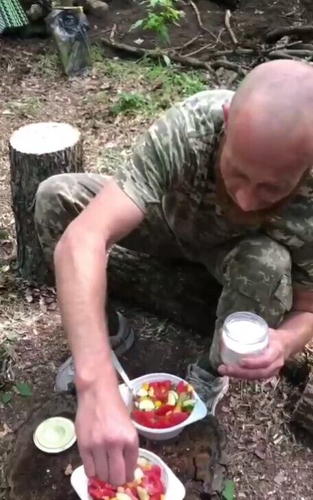 Боєць ЗСУ готував їжу на передовій під звуки обстрілів