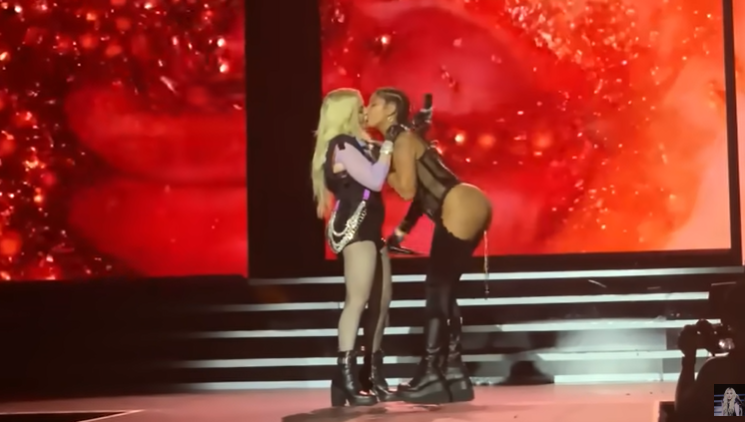 Мадонна с Tokischa устроила эротические танцы на концерте в Нью-Йорке.