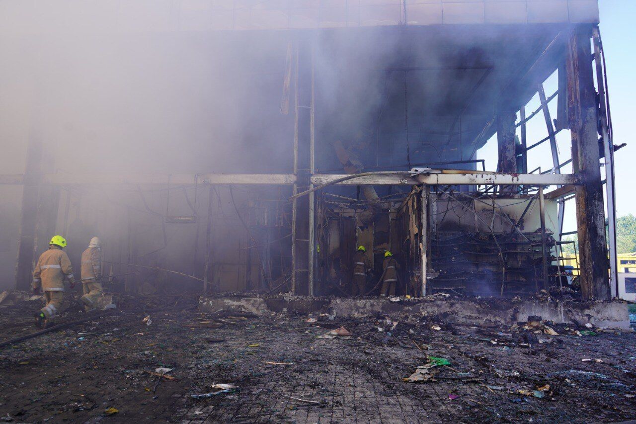 Робота рятувальників з ліквідації наслідків теракту РФ в ТЦ "Амстор"