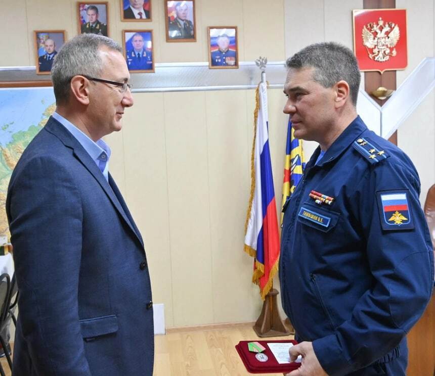 Военный преступник Тимошин 12 сентября 2021 принимает награду для авиабазы в Шайковке от губернатора Калужской области.