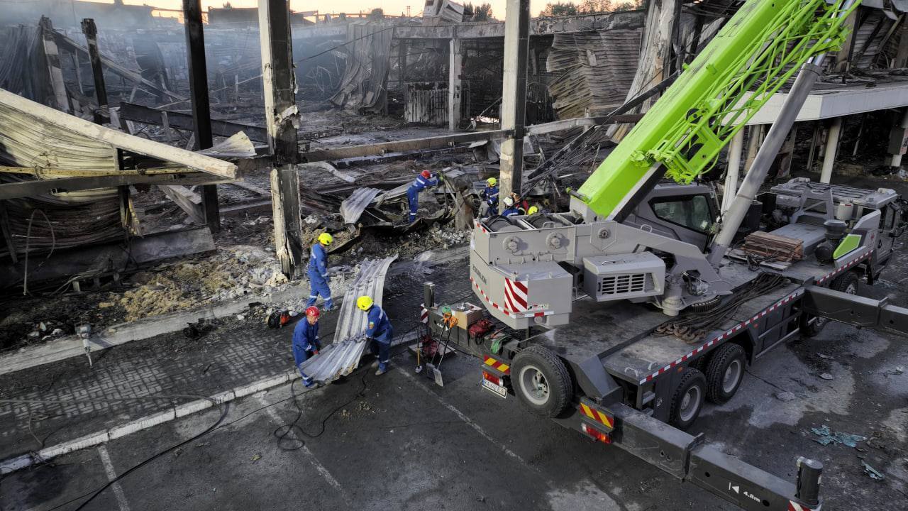 Разрушенный ТЦ "Амстор" в Кременчуге