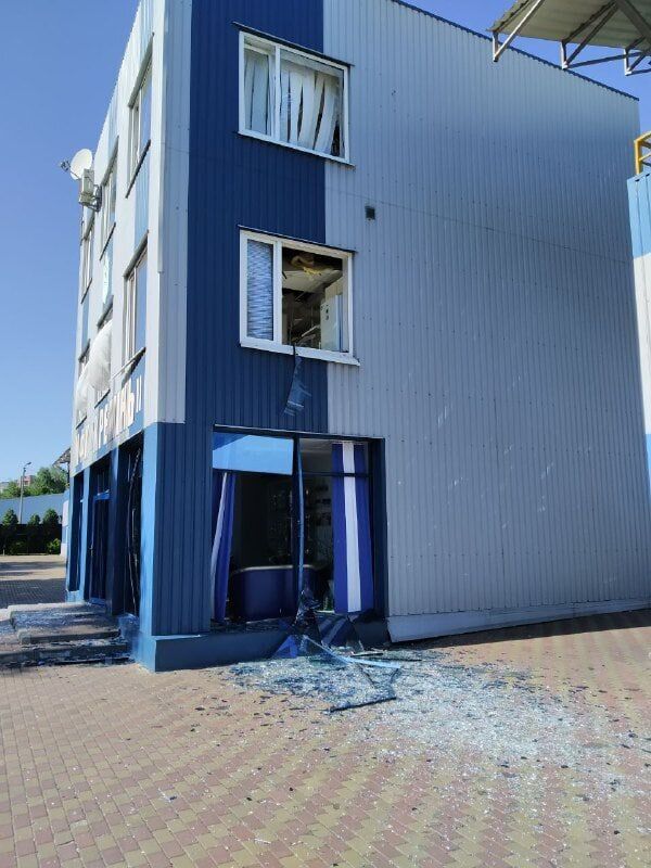 В корпусе МФК "Кремень" выбило окна.