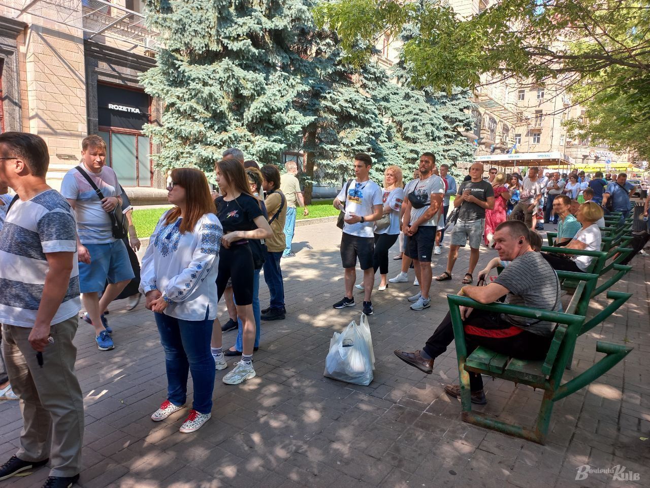 Очередь начали занимать еще в 7:00.