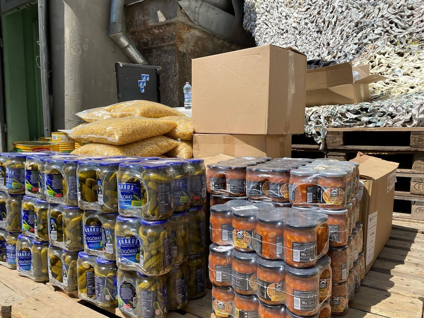 Дніпро передав 150 кг макаронів, 60 кг капусти, 60 кг квасолі, 36 кг пряженого масла, а також огірки та воду