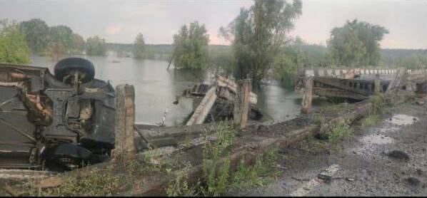 Перше фото зі зруйнованого мосту