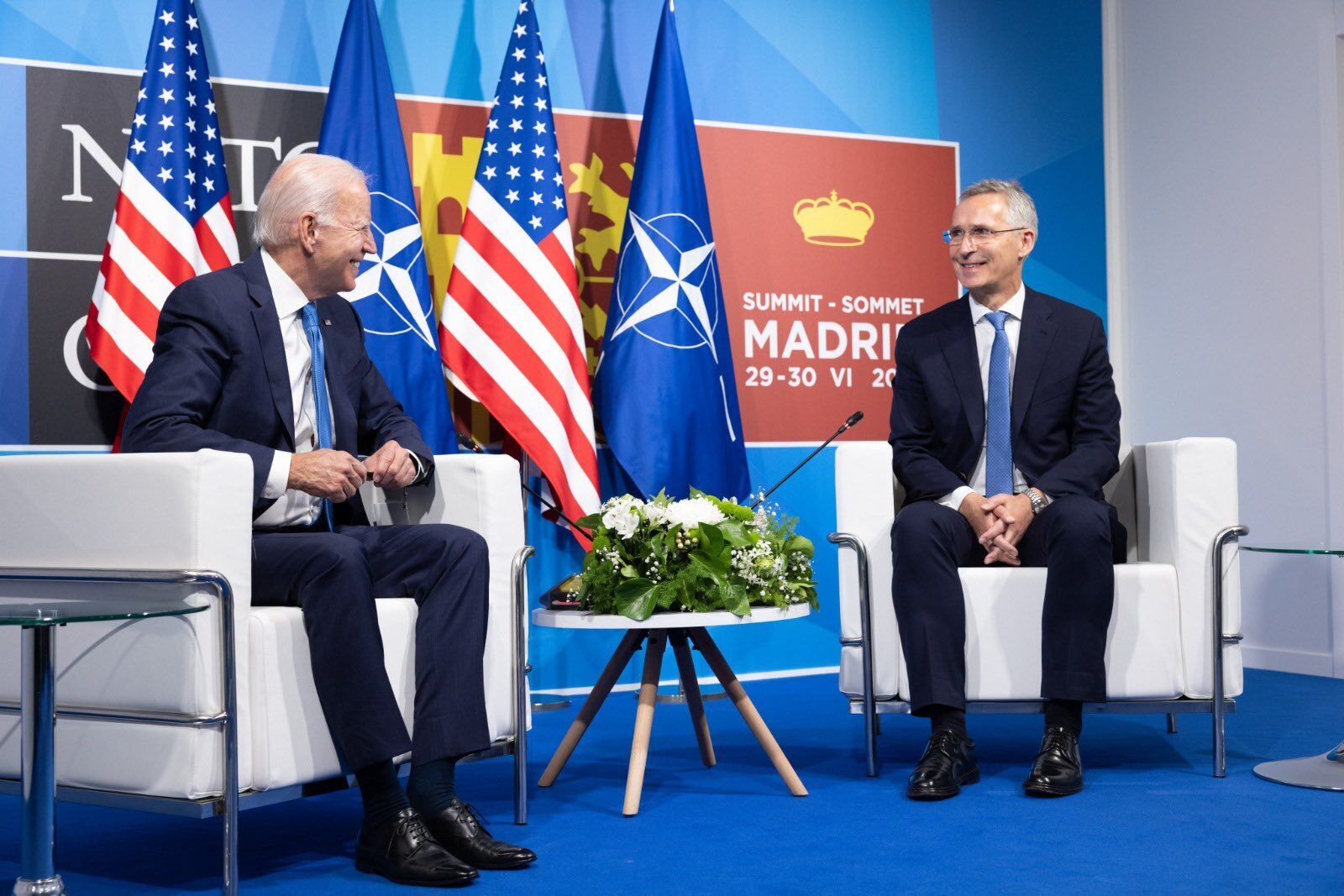 Джо Байден и Йенс Столтенберг на саммите НАТО