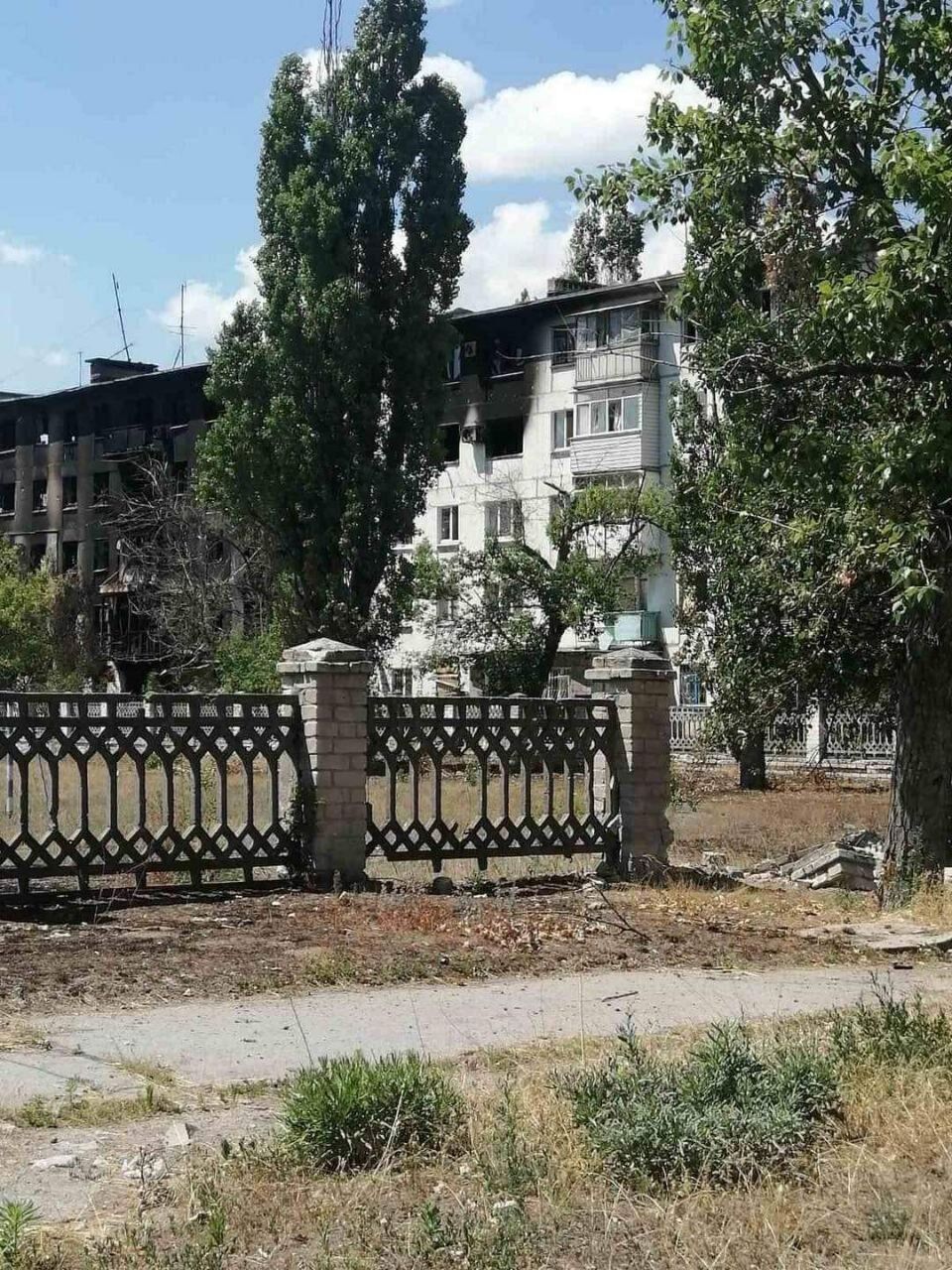 Оккупанты уничтожают дома в Лисичанске