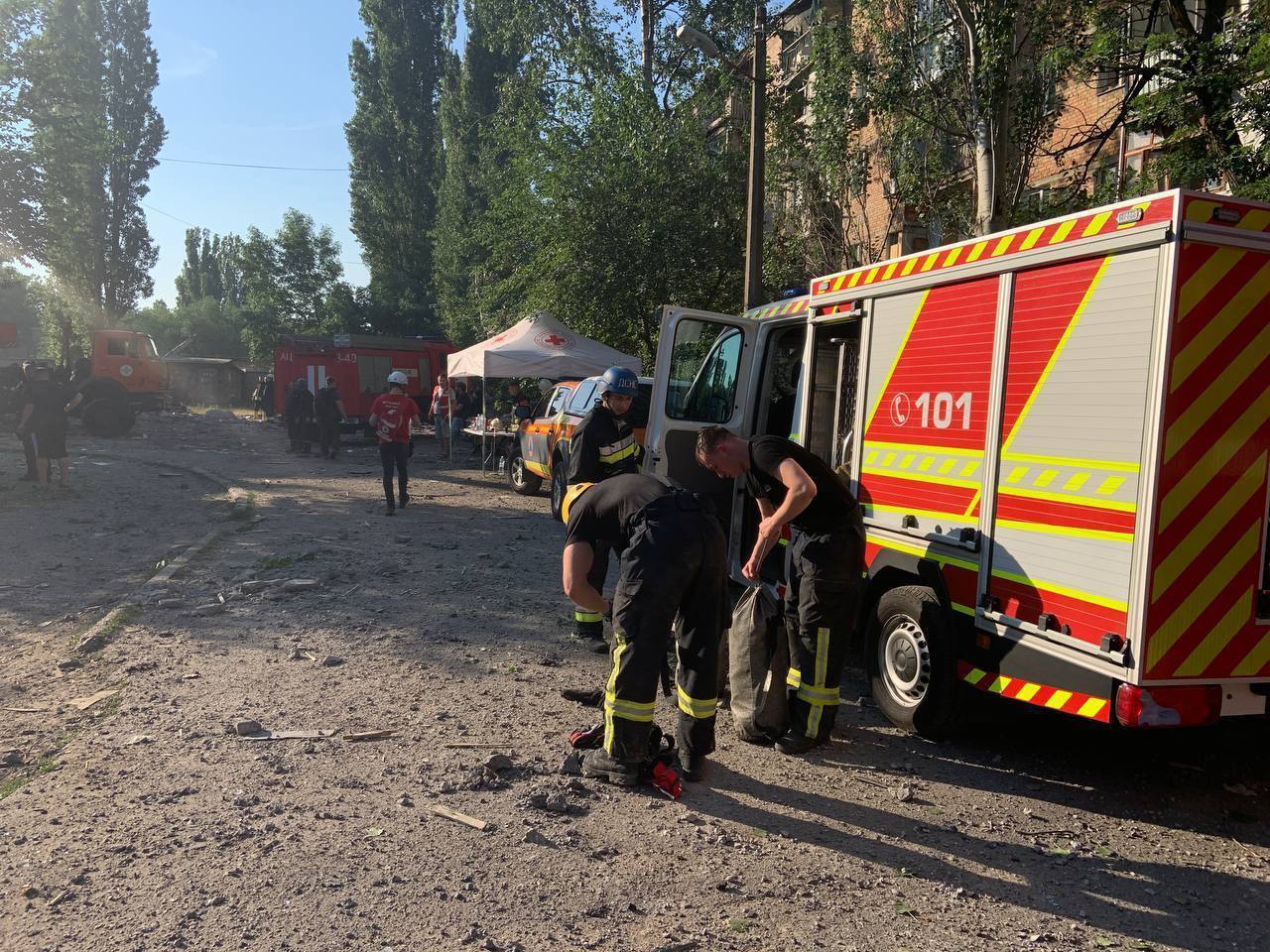 В результате удара врага по Николаеву пострадали спасатели
