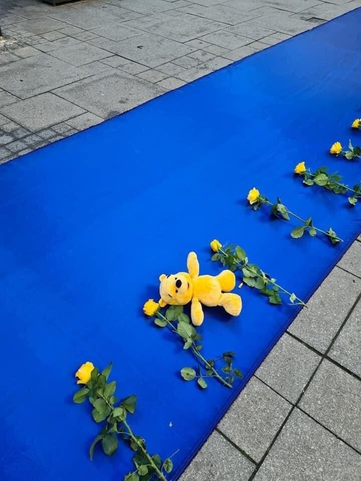 На площади в Софии развернули 100-метровую синюю ленту с желтыми цветами