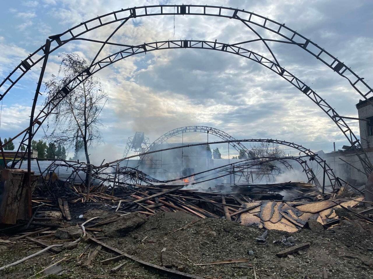 В Харькове в результате вражеских обстрелов сгорел склад с древесиной, а в области – ангар с зерном