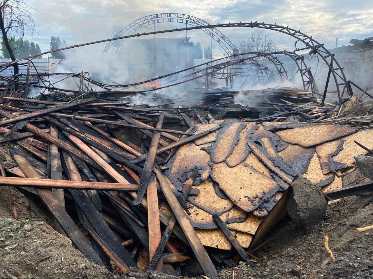 В Харькове в результате вражеских обстрелов сгорел склад с древесиной, а в области – ангар с зерном