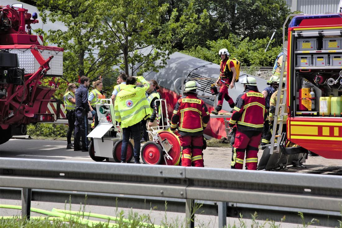 В Германии пассажирский поезд сошел с рельсов: есть погибшие и раненые. Фото