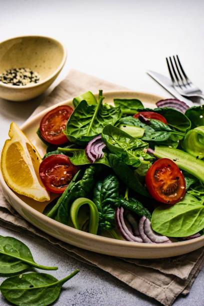 Салат со шпинатом, овощами и лососем