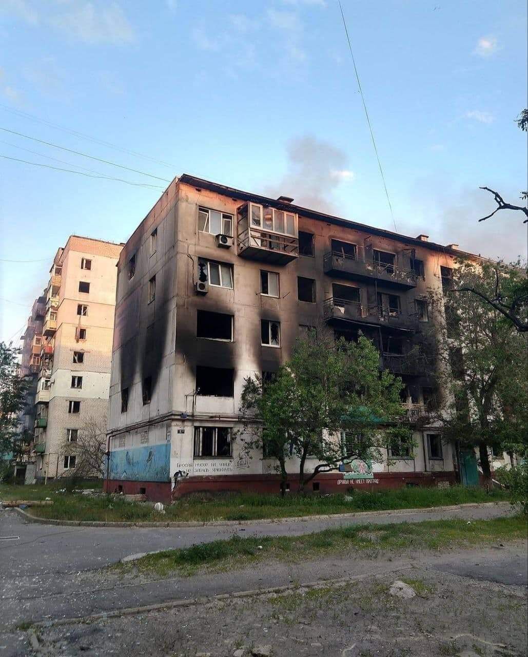 Войска РФ бьют по домам и предприятиям на Луганщине