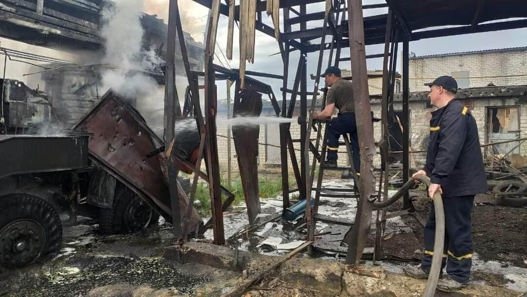 Ліквідація пожежі на місці ворожого удару