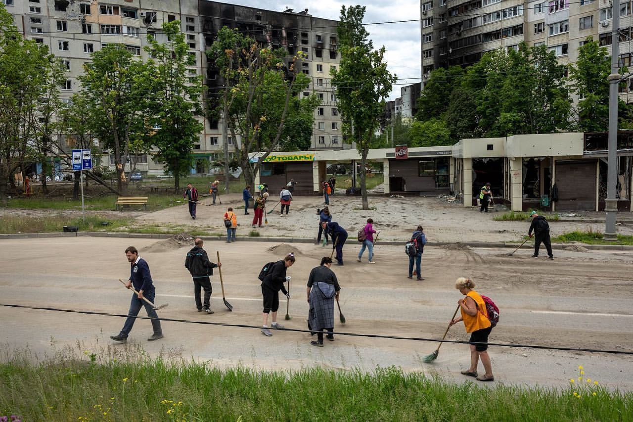 Украинцы убирают город после вражеского удара