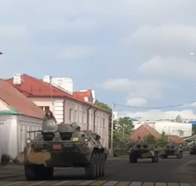 В Беларуси заметили военную технику, которая ехала в сторону Украины.