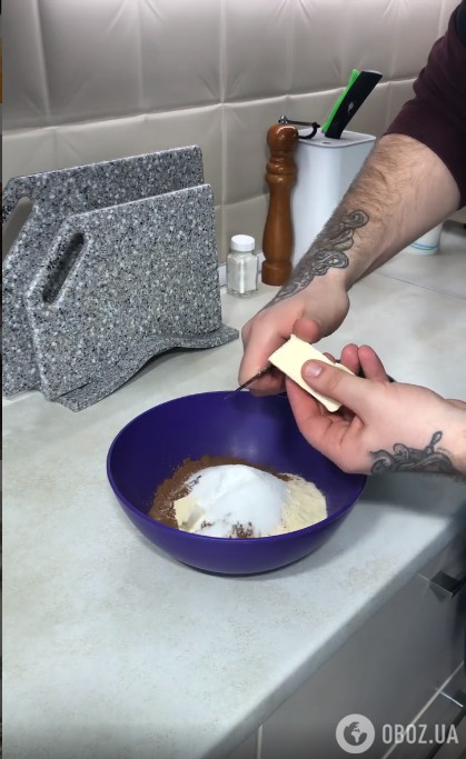 Нарезание сливочного масла в тесто