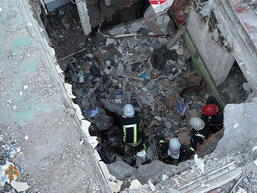 В Николаеве продолжается разбор завалов многоэтажки, в которую попала российская ракета