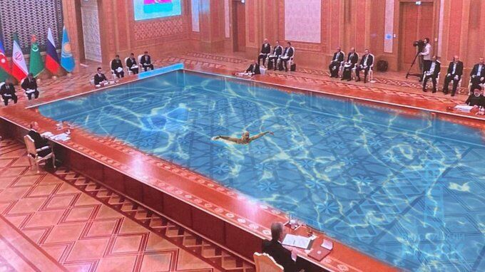 Гигантский стол на Каспийском саммите, за которым сидел Путин, стал мемом. Фото