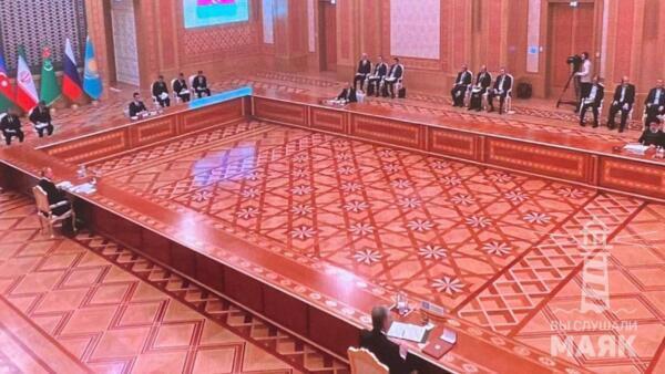 Гигантский стол на Каспийском саммите, за которым сидел Путин, стал мемом. Фото