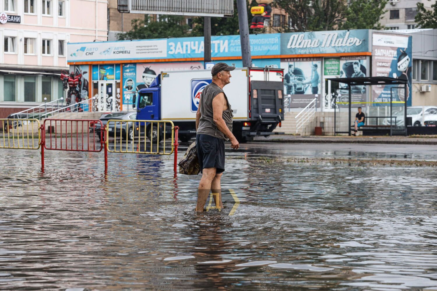 Людям пришлось заходить в воду, чтобы перейти улицы