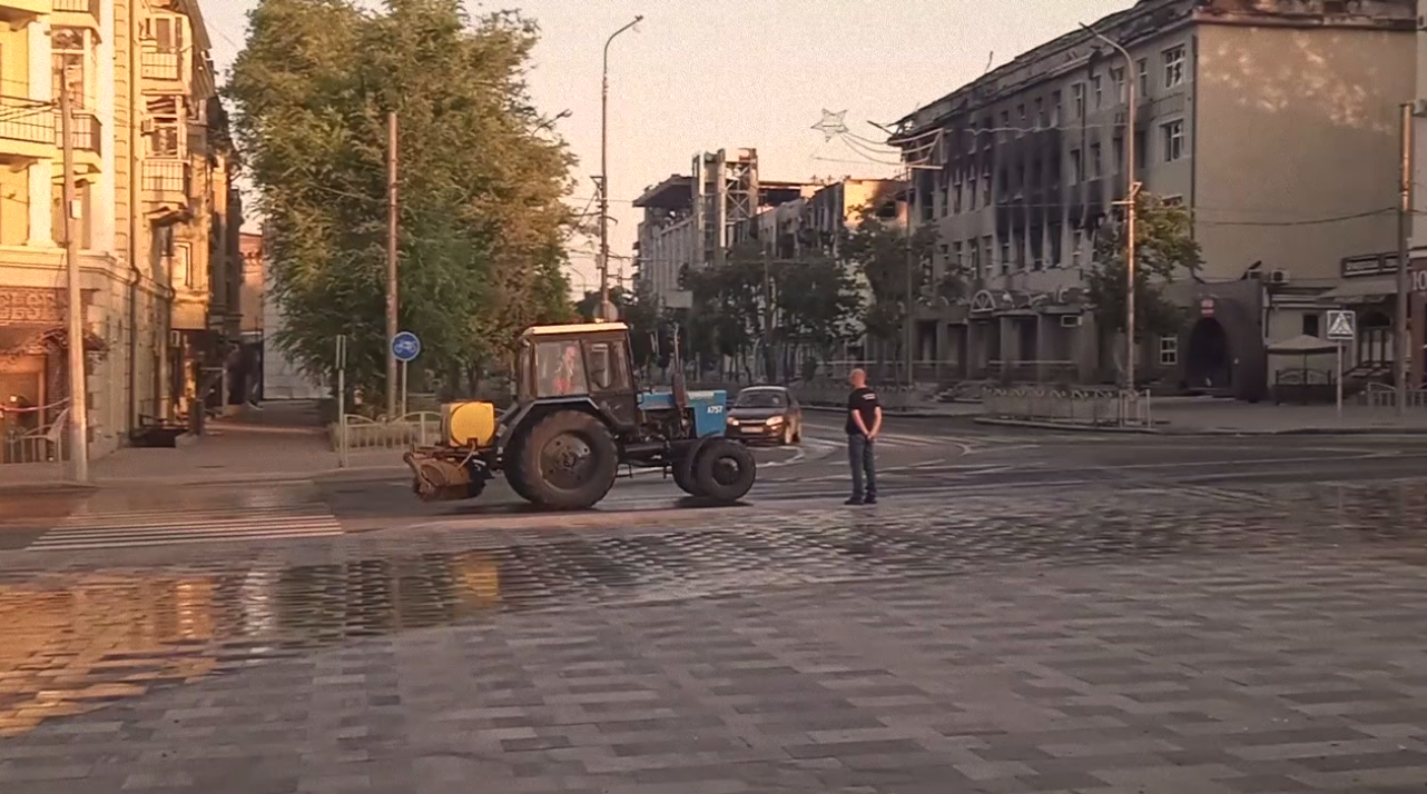 Оккупанты моют улицы в Мариуполе даже с помощью тракторов.