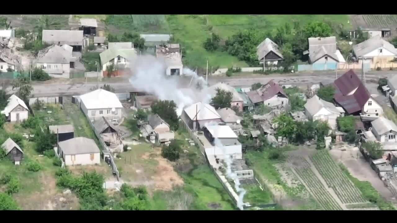 Украинские артиллеристы меткими ударами уничтожили вражескую бронетехнику: впечатляющее видео